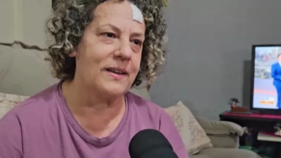 "Sou contra policiais na escola", diz professora vítima de ataque