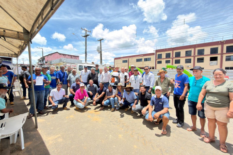 Coronel Chrisóstomo entrega equipamentos agrícolas e reforça agricultura familiar em Buritis