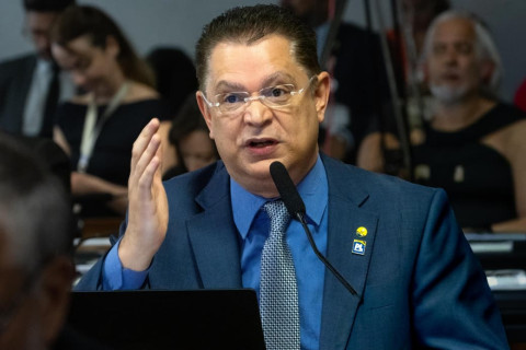 Líder do PL presta homenagem ao deputado Coronel Chrisóstomo durante sessão da CPMI